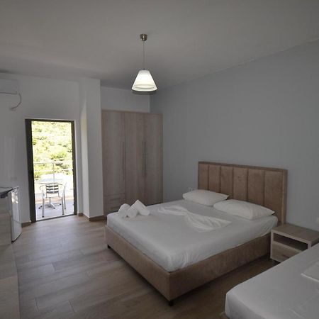 Hotel Bujtina Eleni à Himarë Extérieur photo
